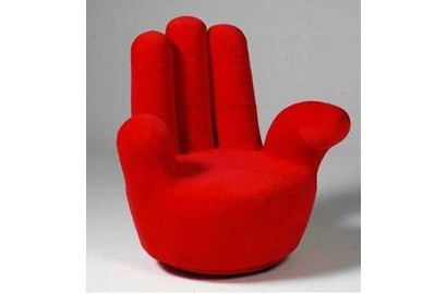 Аренда красного вращающегося кресла в форме руки